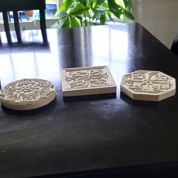 Central Park Plaques Set of 3 Wall Decor Distressed White- Southern Living@Home - Picture 2 of 15